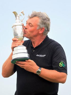 Clarke hôn chiếc Cup danh giá.
